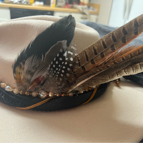 Stylish hat. - Picture 2 of 6